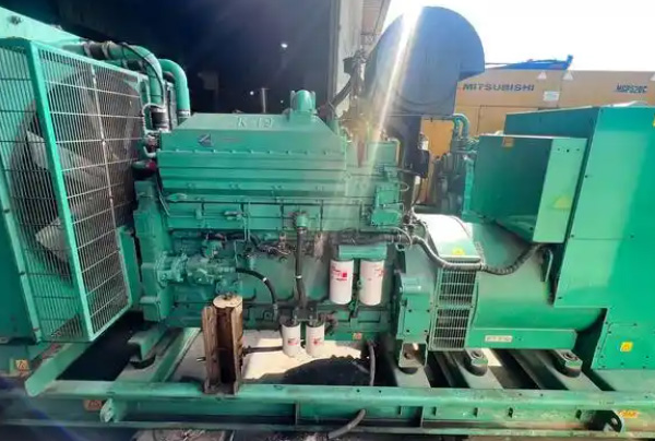 发电机仔细检查发电机内部，不能有杂物存在，防止落入螺钉工具等异物维修